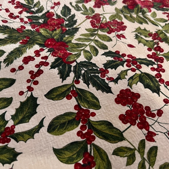 Vallesusa Tablecloth 100% Cotton Holly Berries Christmas round 66” Made in Italy - Picture 8 of 11